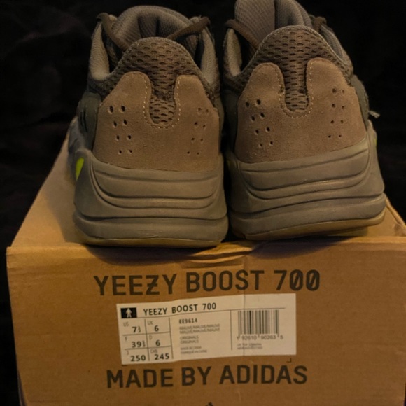 Yeezy Boost 700 Mauve - Picture 3 of 3